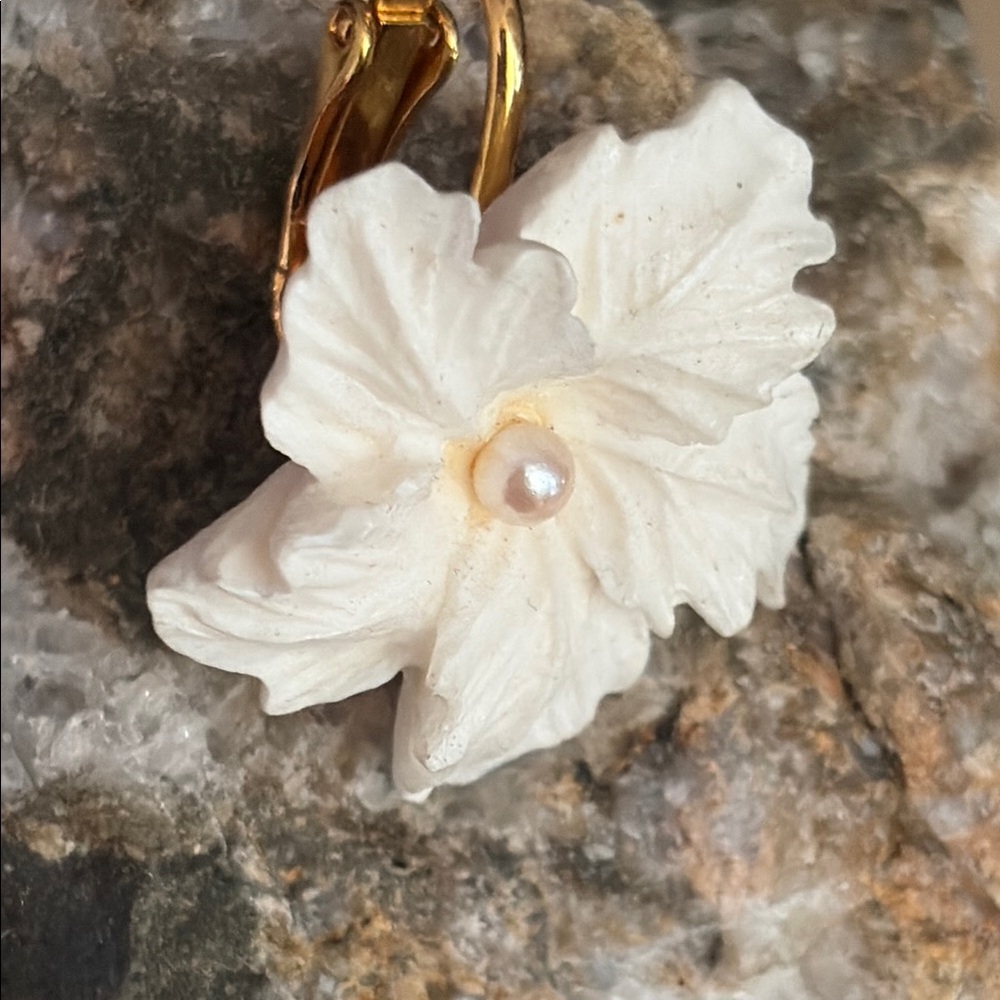 Avon Vintage 80s Soft White Pearl Centre Poinsettia ClipOn Earrings NIB 54 - Picture 6 of 14